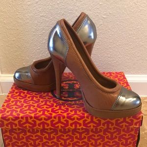 Tory Burch tan/silver pumps